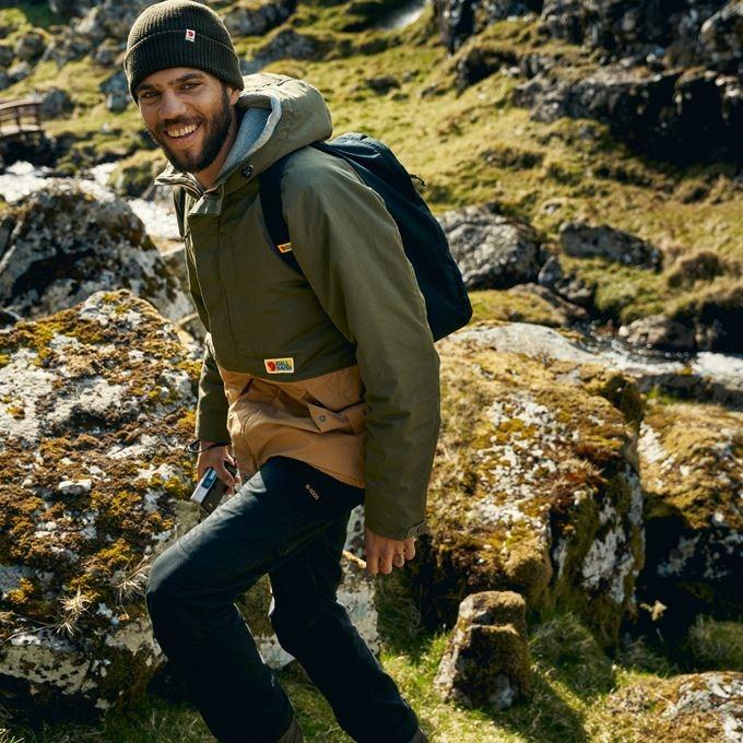 fjallravenvardaglitepaddedjacketmlaurelgreenveneboercampingoutdoordrachten3